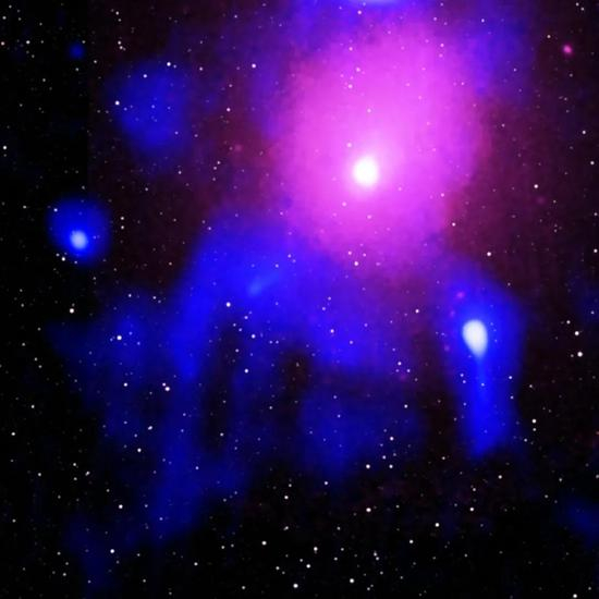 宇宙中最强大的黑洞爆发&nbsp;X-ray： ESA/XMM-Newton and NASA/CXC/Naval Research Lab/S。 Giacintucci； Radio： NCRA/TIFR/GMRTN； Infrared： 2MASS/UMass/IPAC-Caltech/NASA/NSF