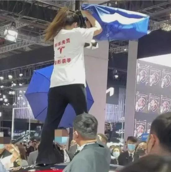 ▲特斯拉上海车展上抗议的车主（图/网络）