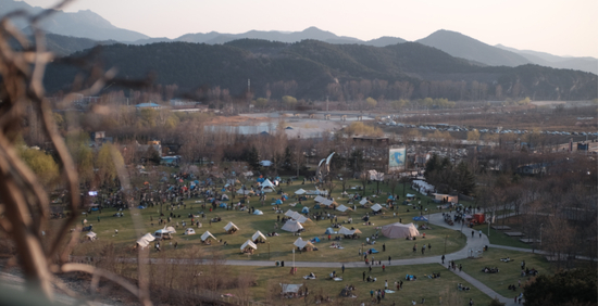 金海湖的草地上帐篷、野餐垫遍地 　　受访者供图