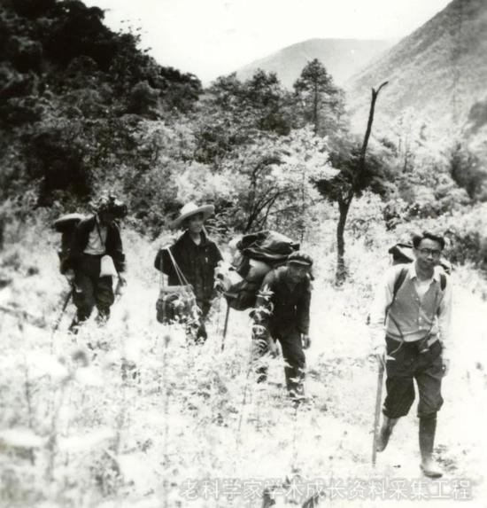 1981年，李吉均带领研究生在贡嘎山野外考察