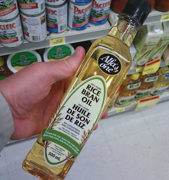 米糠（上）和精炼（包括脱臭）的米糠油（下）。图片来源：wikimedia