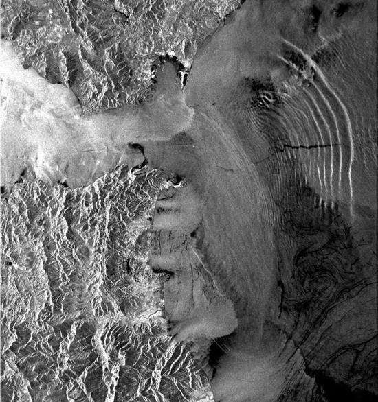 　欧洲遥感卫星拍摄到的直布罗陀海峡海洋表面，海面的波纹揭示下方有内波。图片来源：ESA