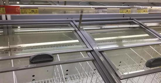 超市里的方便面、速冻水饺被抢购一空&nbsp;来源/ 受访者供图