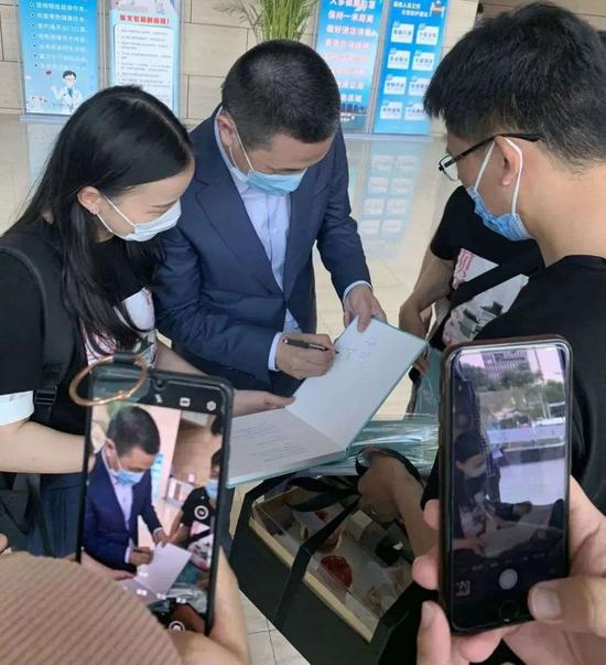 李斌为武汉车友会签名 &nbsp;来源：受访者供图