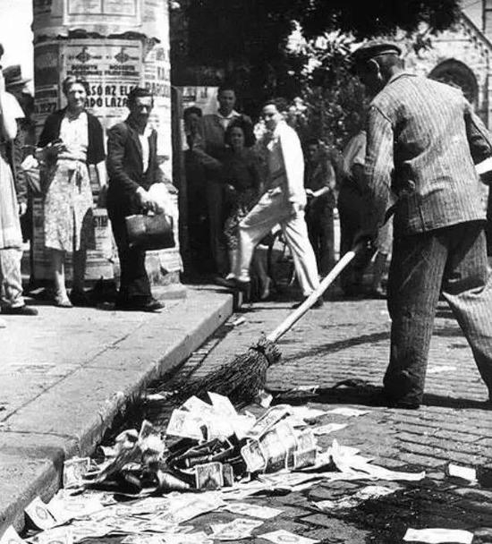 被当作垃圾扫的德国纸马克