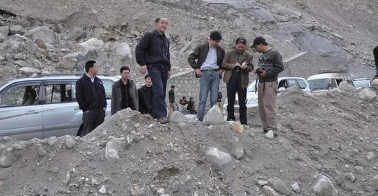  2010年3月31日，崔鹏率成都山地所专家组在巴基斯坦Atabad巨型滑坡堰塞湖开展应急救灾调查（图片来源：作者提供）