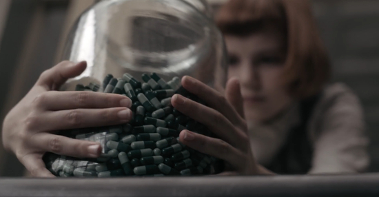 偷吃镇静剂的贝丝·哈蒙 | 图源：《后翼弃兵》