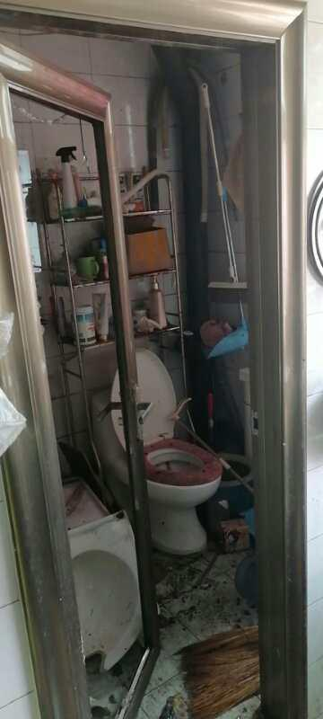 田伟家卫生间，13日，自称洗澡时热水器发生爆炸，三人被烫伤。来源：受访者供图