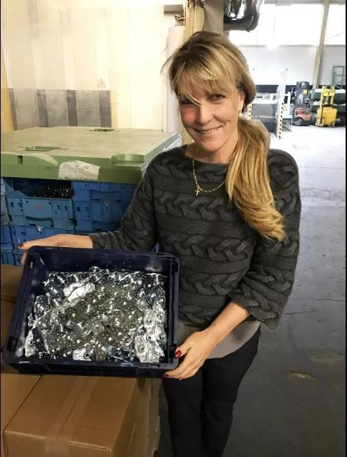 拿着一盘焊接螺母的Yvonne Schmittenberg