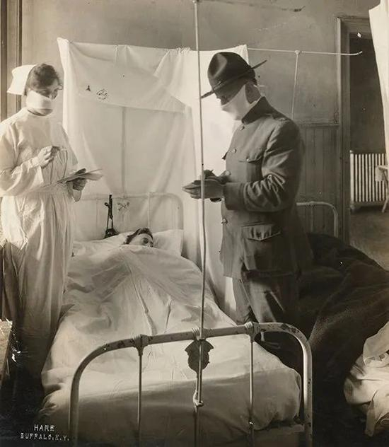 1918年医生和护士在病房记录患者情况，图片来自aarp