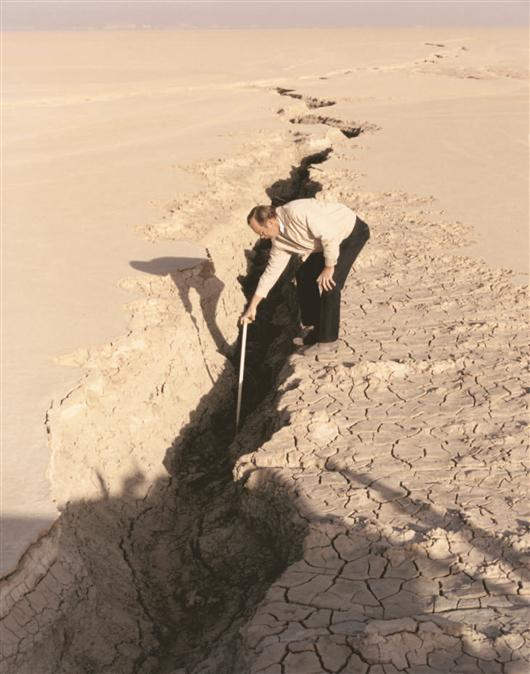 1991年，美国加利福尼亚州羚羊谷罗杰斯（干）湖表面形成的地裂缝。图源自美国地质调查局