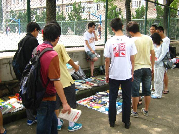 某大学校园里的毕业卖书场景