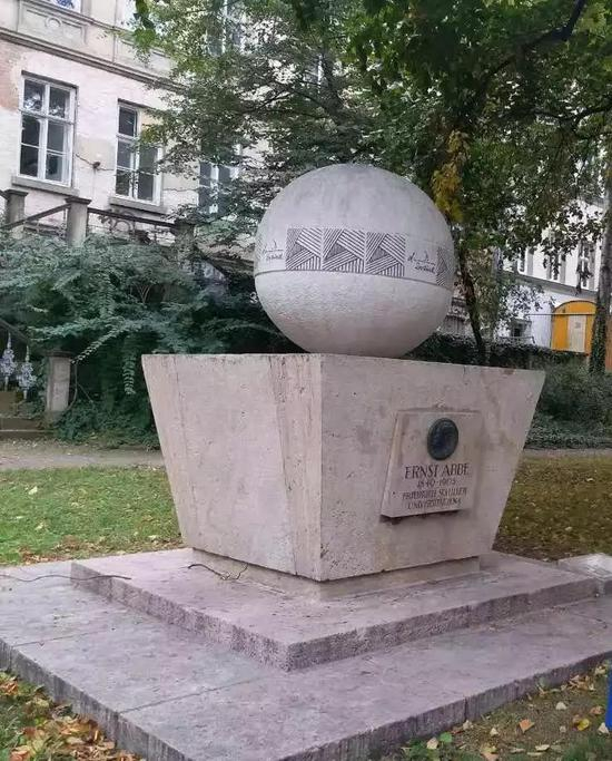 耶拿大学城里写到阿贝墓碑上的物理公式。