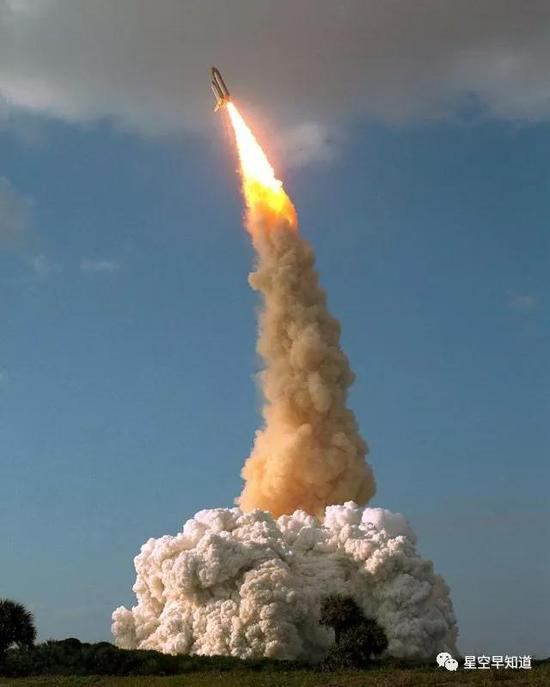 1990年4月24日，发现号航天飞机执行STS-31任务：运送哈勃望远镜升空&nbsp;&nbsp;来源：NASA