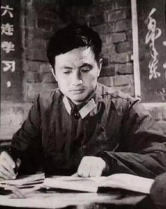 （青年任正非）