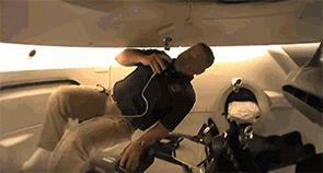 贝恩肯在太空舱翻跟斗&nbsp; 图源：NASA 下同