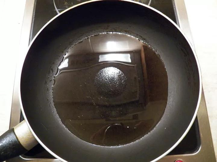 在一个涂有铁氟龙图层的不粘锅中加上食用油后，出现了相同的现象。| 图片来源：Alex Fedorchenko