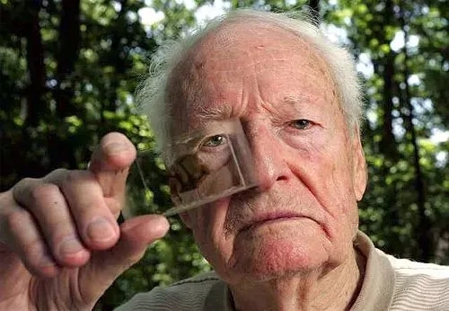 　白发苍苍的哈维，举起一片爱因斯坦的大脑切片。戴蒙当时研究用的正是这样的切片|scientificbrains.com