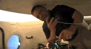  两名宇航员一起玩恐龙