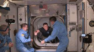  赫尔利和贝恩肯顺利进入空间站