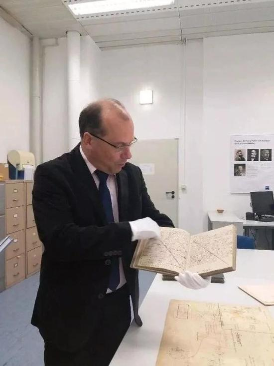 　　蔡司档案馆的馆长大人在展示蔡司先生当年的显微镜交易记录，那些订单客户，大都是当年最杰出的科学家。蔡司先生的账本，都是漂亮的花样手写体，简直优雅到不行！