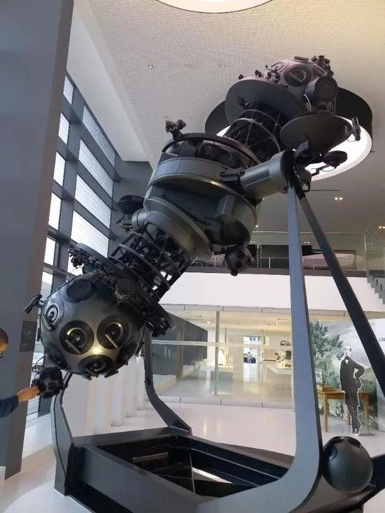 　　蔡司第一代天象投影系统。今天在蔡司博物馆和耶拿城中，都可以看到这个设计感十足的天象仪，这个天象仪也成为耶拿城市形象的一部分。