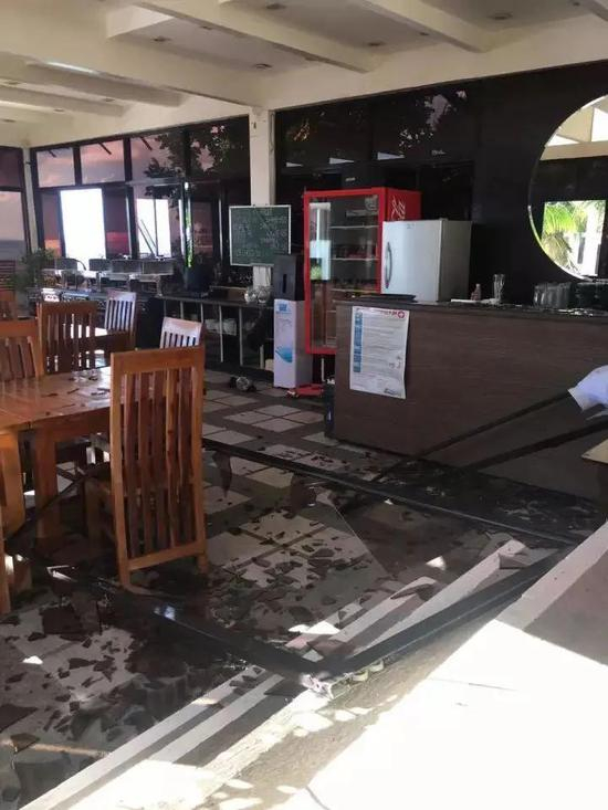 　Hong在网上展示的震后酒店，一片狼藉