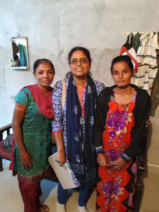 沙拉瓦南（中）与她采访过的代孕妈妈&nbsp;|&nbsp;Sheela Saravanan