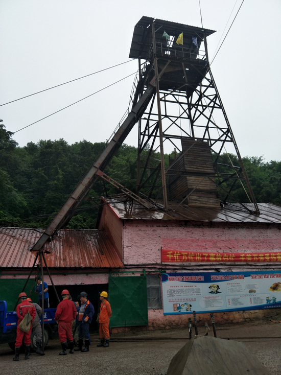 （图为在地表搭建的竖井）