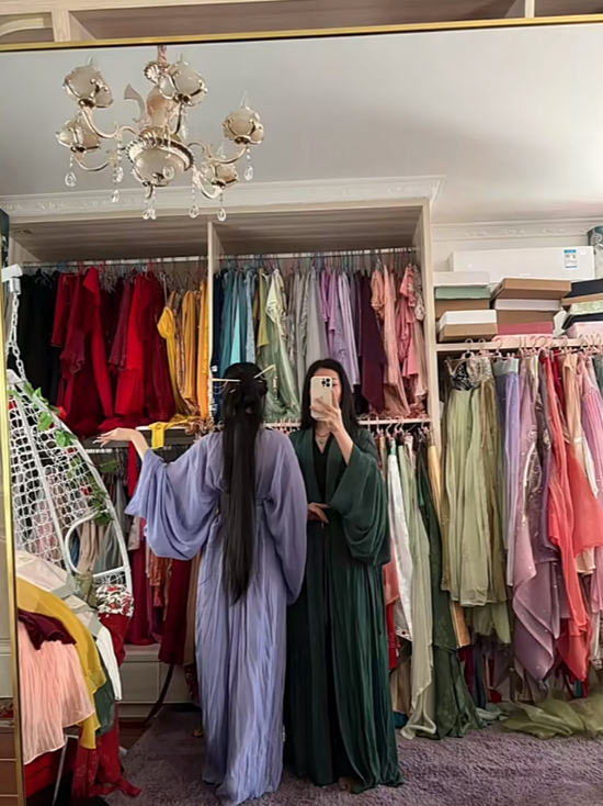 小红书博主视频中露出的装汉服的衣柜