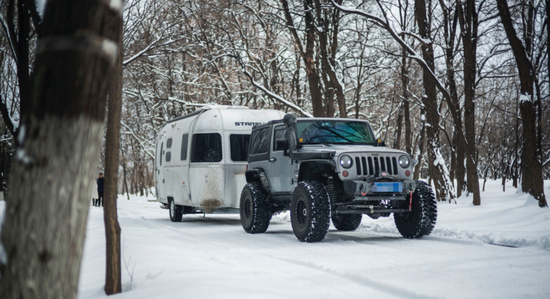 越野车+拖挂式房车，是高阶的露营装备 　　受访者供图