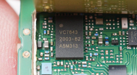 ▲应用于华为WiFi产品中的唯捷创芯VC7643 射频放大器，图片来源：充电头网