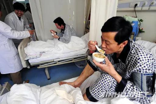 2010年4月7日&nbsp;正在进食的获救矿工与从紧张氛围中缓过来的医生护士们