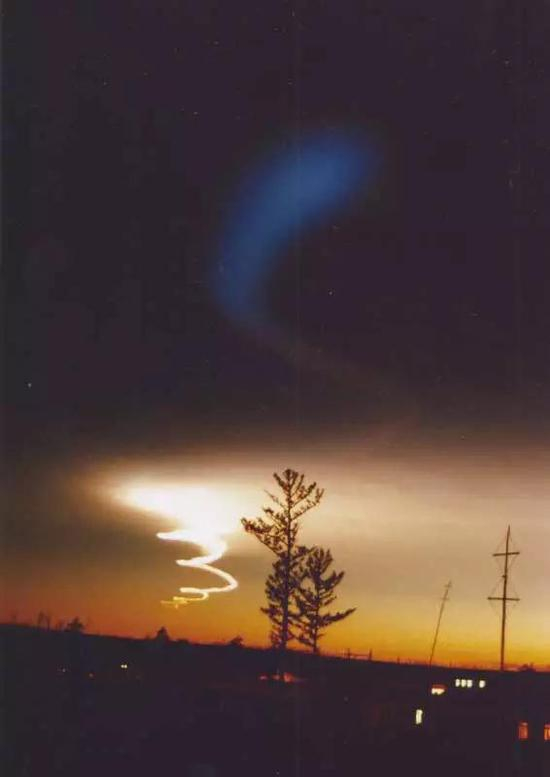 漠河上空的极光（黄桂林摄）