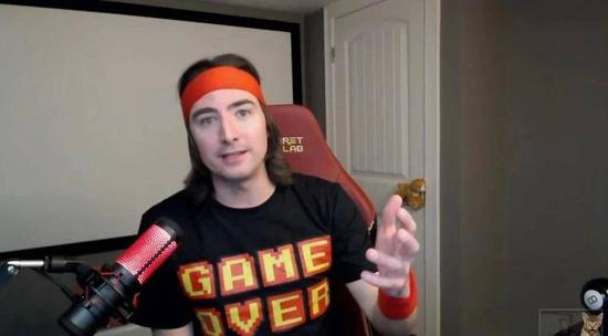 　　Keith Gill，“游戏驿站”的死忠粉，从2019年开始就购入股票支持“游戏驿站”，并不富裕的他坚持着对“游戏驿站”的持仓，不少支持者都表示“只要他还在，我就在”。