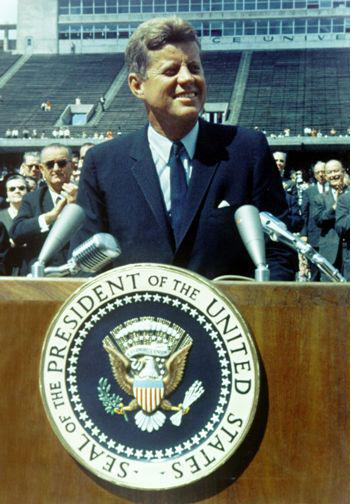 1962年9月12日，美国时任总统约翰·肯尼迪发表关于“阿波罗”计划的演讲 
