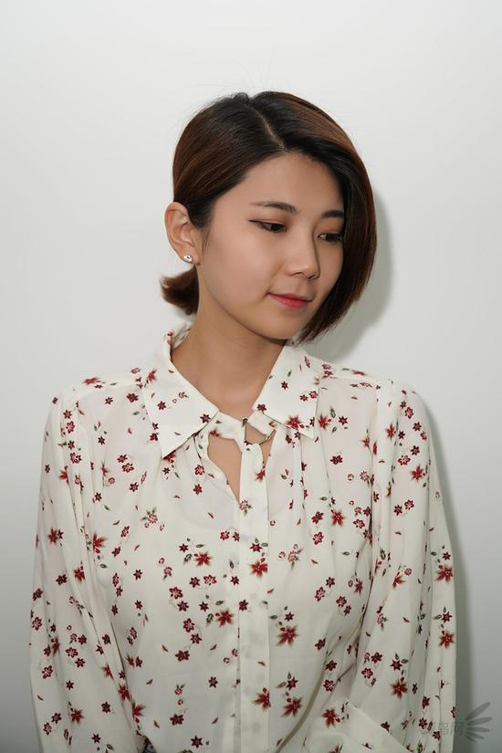 灯头向上弯曲，抽出反光板，用天花板反射补光