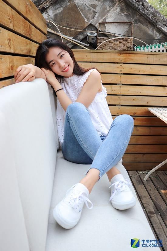 一般的套机镜头光圈比较小，很难实现大光圈的画面表现