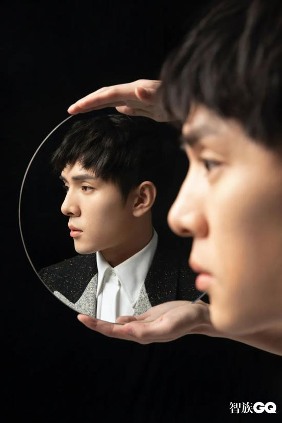 拼色西装外套和白色衬衫均为 Alexander McQueen