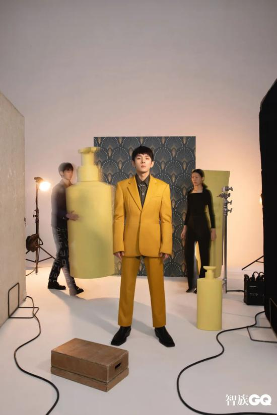 　　姜黄色西装和姜黄色长裤 Sean Suen 墨绿色皮革衬衫 Off-White from I.T。 　　黑色皮靴 Bottega Veneta 双层项链 Cha Ching