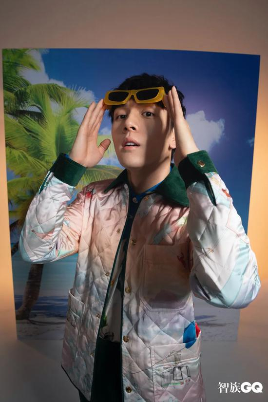 　　印花丝绸夹棉外套印花丝绸衬衫 均为 Casablanca from LMDS 　　长裤 Ami 眼镜 Soft People Area×Canal St from Canal St。堅尼街