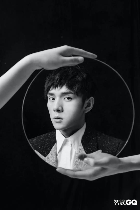 拼色西装外套和白色衬衫均为 Alexander McQueen