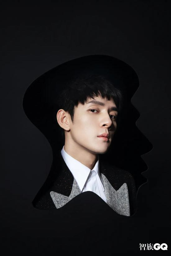 拼色西装外套白色衬衫 均为 Alexander McQueen