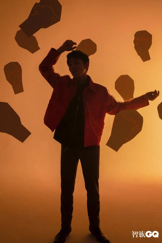 　　网纱外套 Stefan Cooke from LMDS 链条装饰衬衫 MÄRCHEN 　　棕色长裤 Berluti 黑色皮靴 Bottega Veneta 　　银色装饰项链 Cough in vain