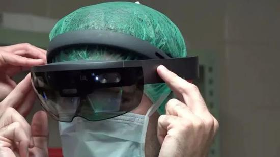 （HoloLens 第一代产品）