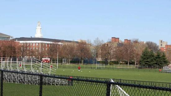 现在哈佛商学院前的足球场曾是Fieser测试凝固汽油弹的地方。图片来源：napalmbiography.com