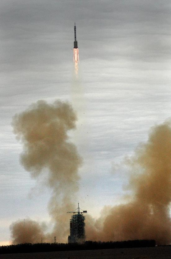 2005年10月12日，中国自主研制的神舟六号载人飞船，在酒泉卫星发射中心将两名中国航天员同时送上太空。图/视觉中国
