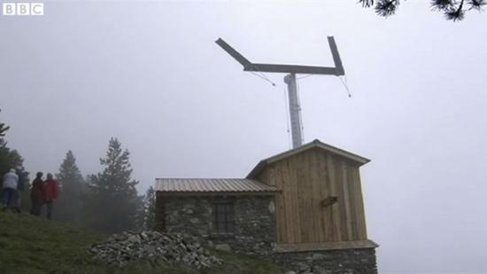 2013年，BBC纪录片《拿破仑的摇臂信号机是怎么改变世界的》讲述了信号机的操作过程。