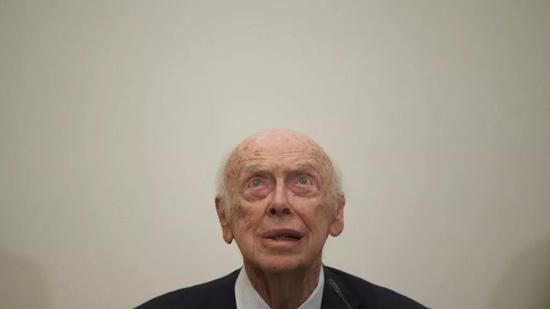  2015年，在俄罗斯科学院演讲时的詹姆斯·沃森（图片来源：IVAN SEKRETAREV/AP）