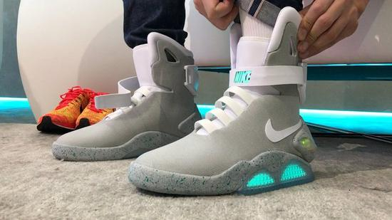 ▲ Nike Mag。 图片来自：YouTube@Sneaker News